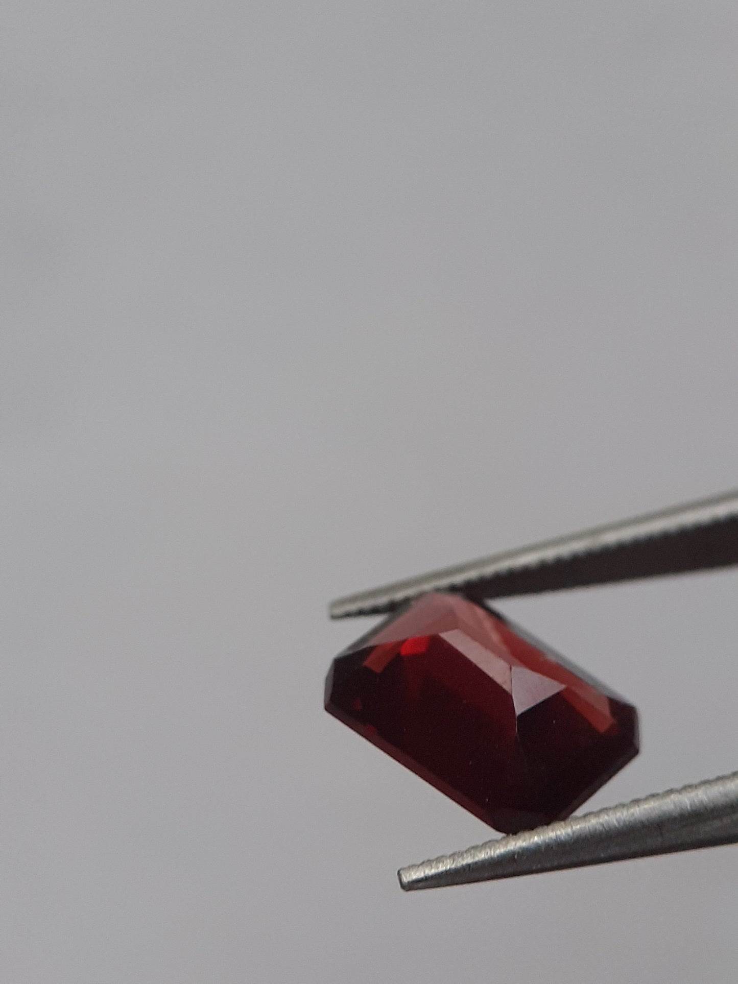 Natural red Rhodolite Garnet - 1.256 ct - octagon - unheated - certified natural - Natural Gems Belgium