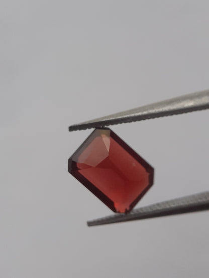 Natural red Rhodolite Garnet - 1.256 ct - octagon - unheated - certified natural - Natural Gems Belgium