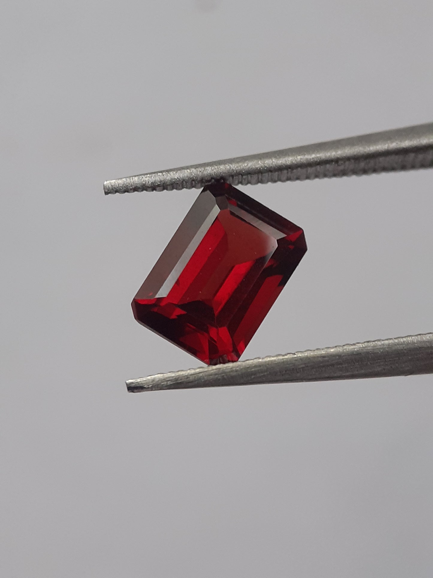 Natural red Rhodolite Garnet - 1.358 ct - octagon - unheated - certified natural - Natural Gems Belgium