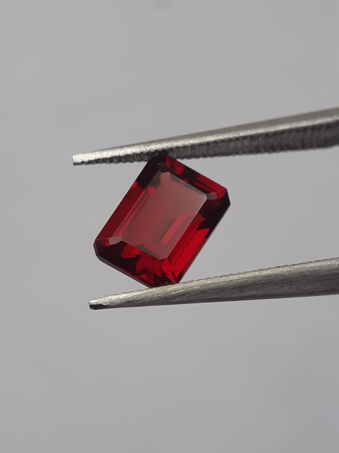 Natural red Rhodolite Garnet - 1.358 ct - octagon - unheated - certified natural - Natural Gems Belgium