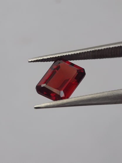 Natural red Rhodolite Garnet - 1.358 ct - octagon - unheated - certified natural - Natural Gems Belgium