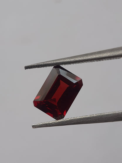 Natural red Rhodolite Garnet - 1.358 ct - octagon - unheated - certified natural - Natural Gems Belgium