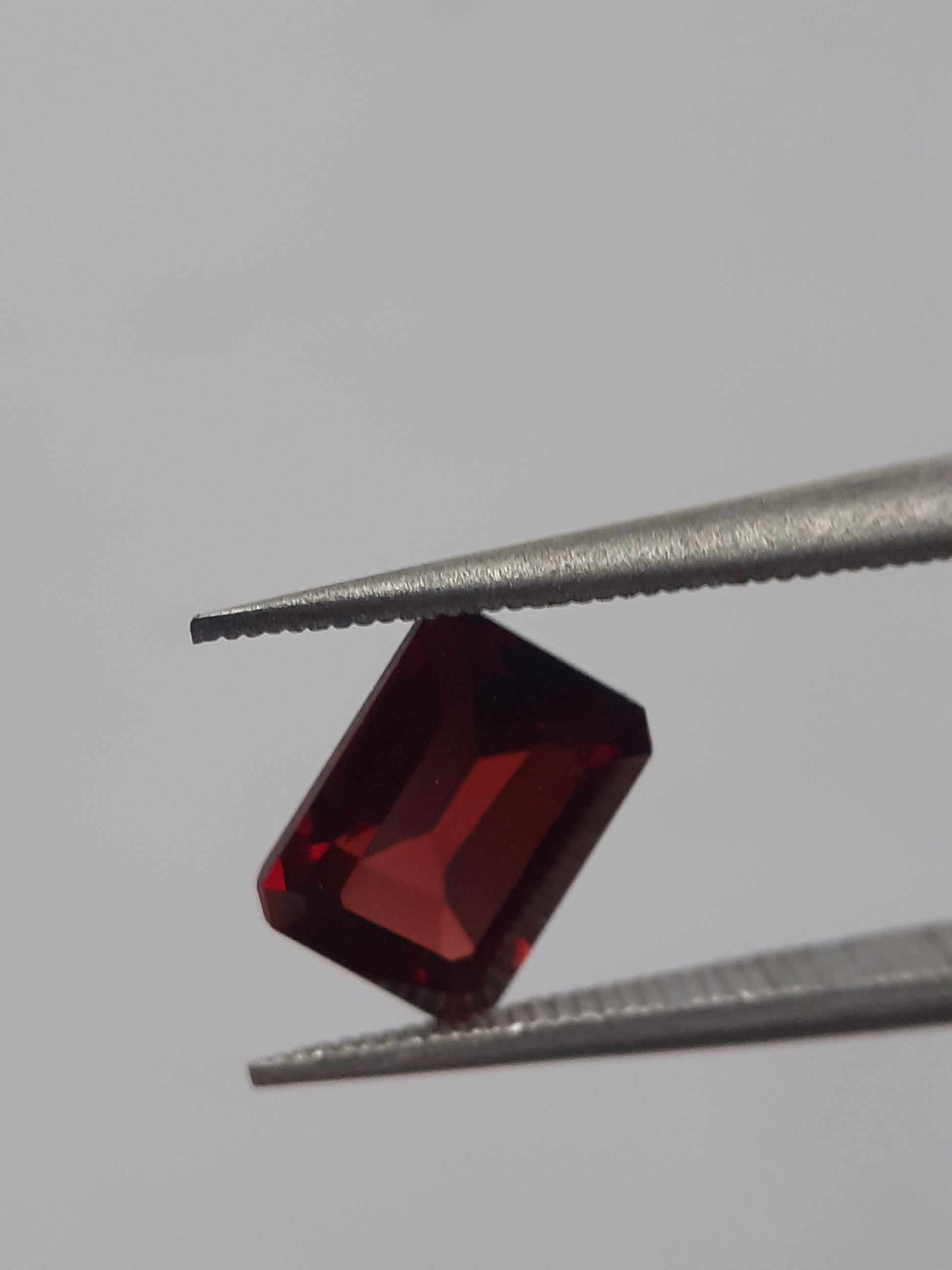 Natural red Rhodolite Garnet - 1.358 ct - octagon - unheated - certified natural - Natural Gems Belgium