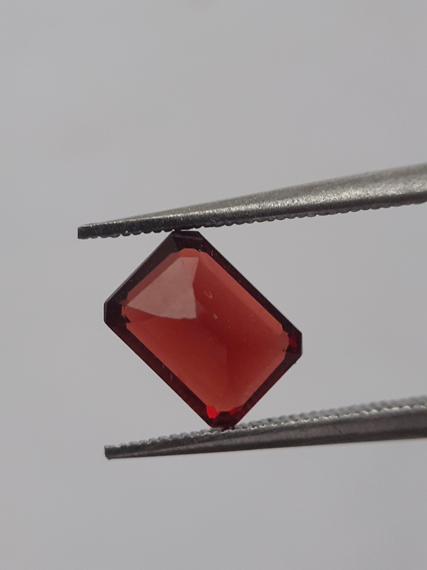 Natural red Rhodolite Garnet - 1.358 ct - octagon - unheated - certified natural - Natural Gems Belgium