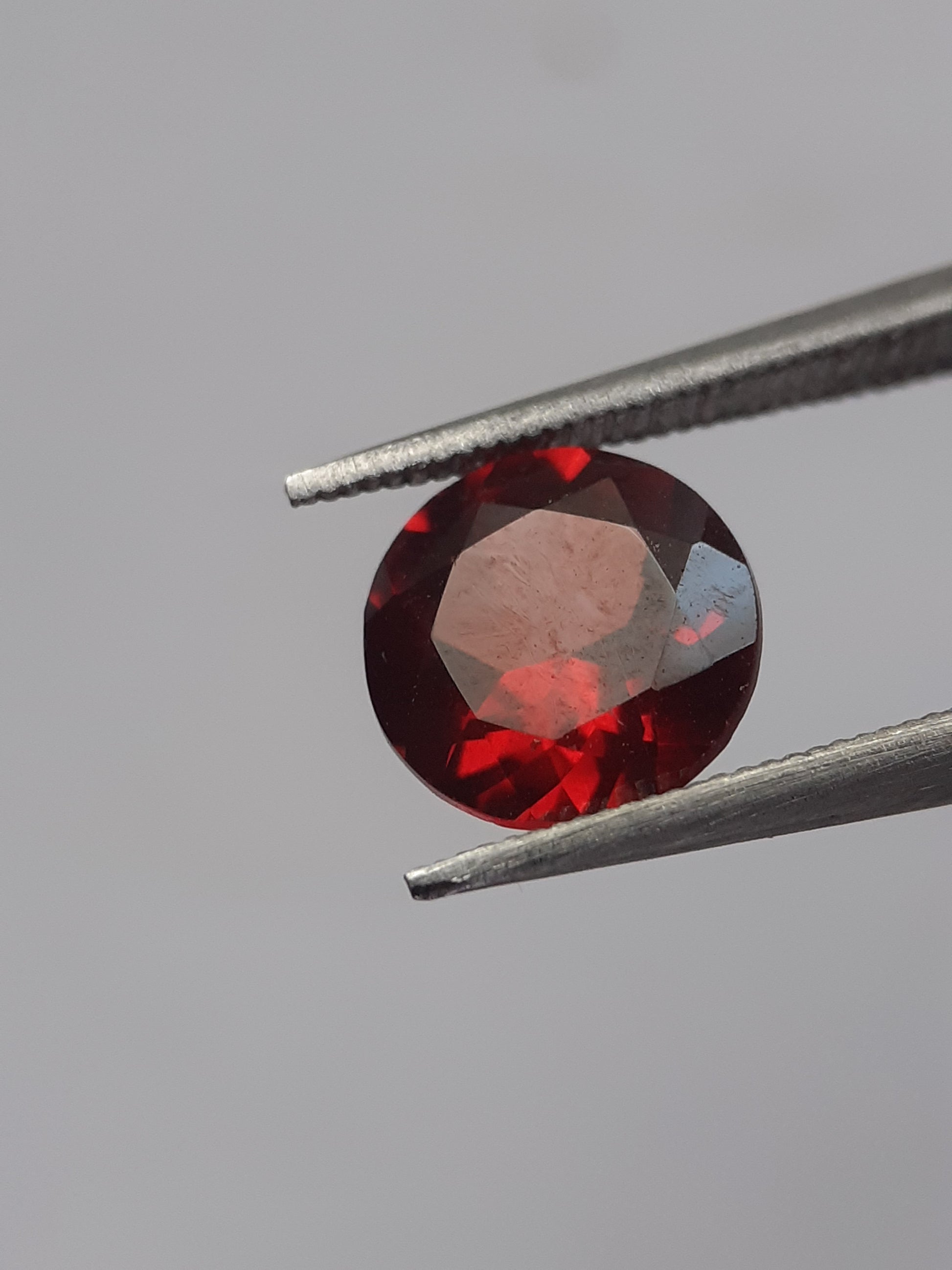 Natural red Rhodolite Garnet - 1.224 ct - round brilliant - unheated - certified natural - Natural Gems Belgium