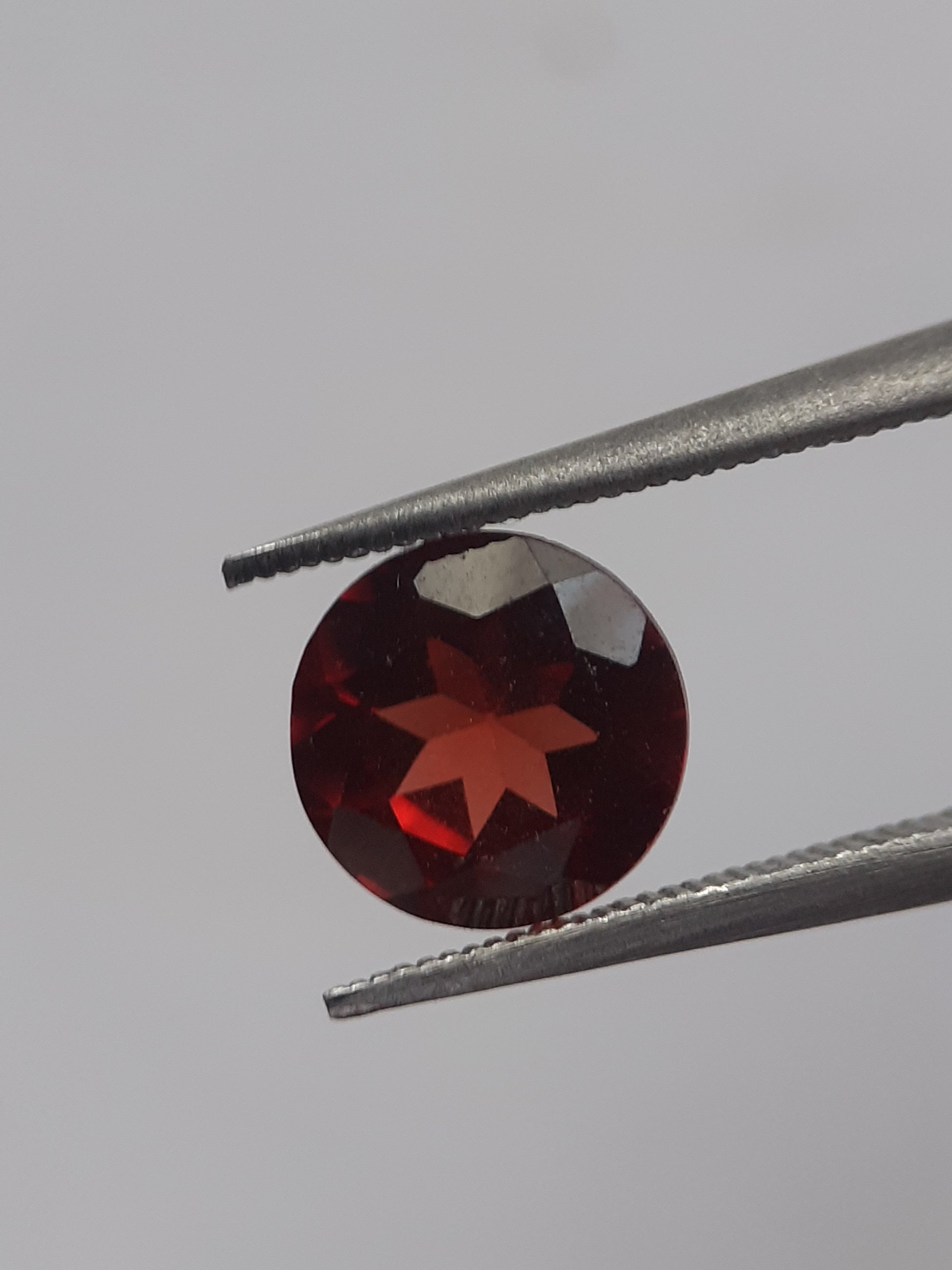 Natural red Rhodolite Garnet - 1.224 ct - round brilliant - unheated - certified natural - Natural Gems Belgium