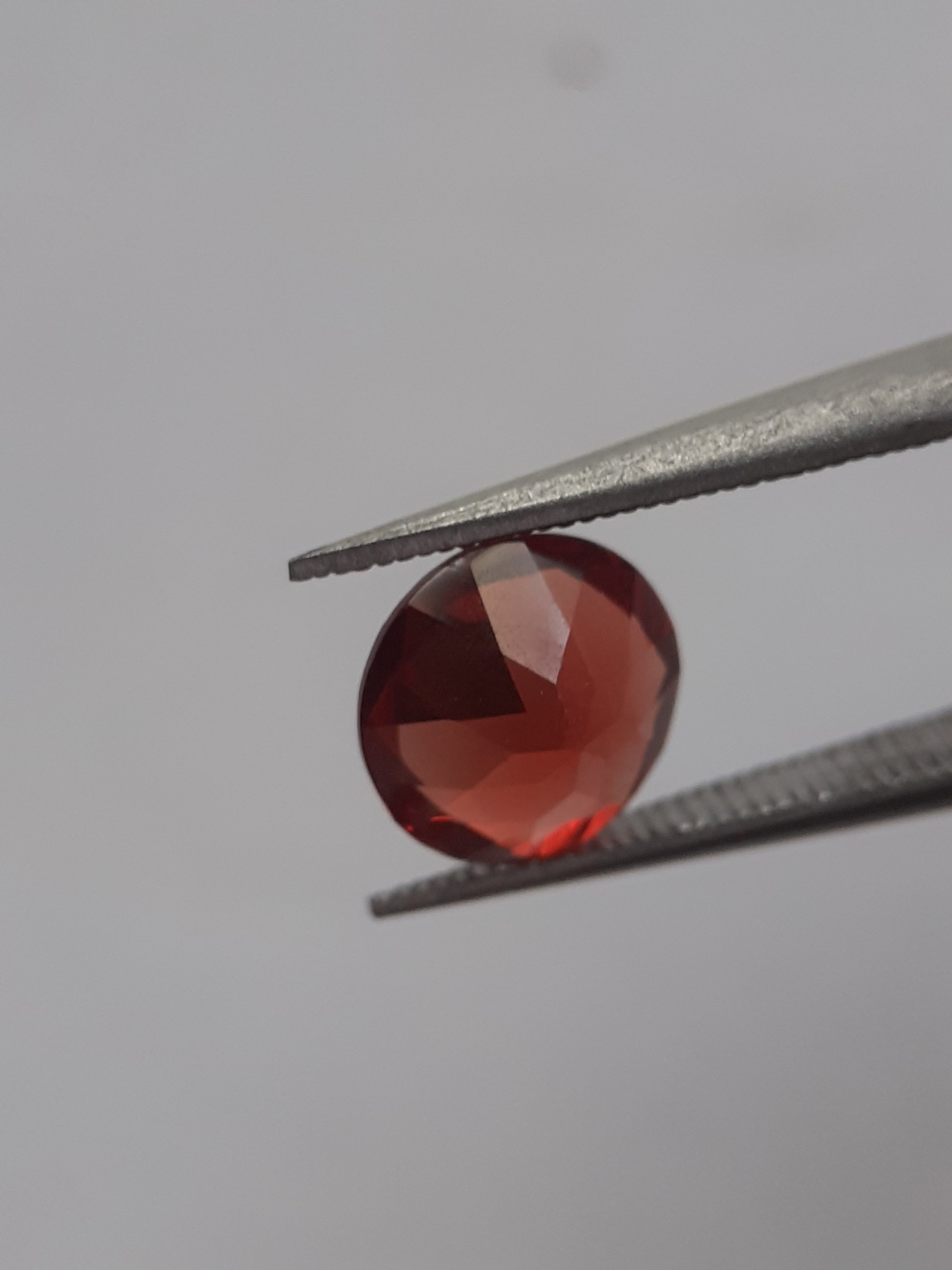 Natural red Rhodolite Garnet - 1.224 ct - round brilliant - unheated - certified natural - Natural Gems Belgium