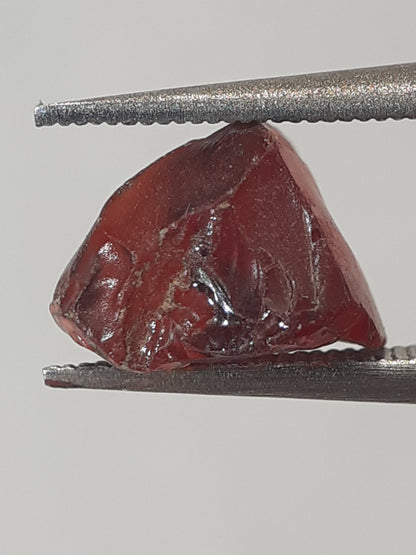 Natural red rhodolite Garnet - 2.370 ct - Rough Gemstone - for facetting - Natural Gems Belgium