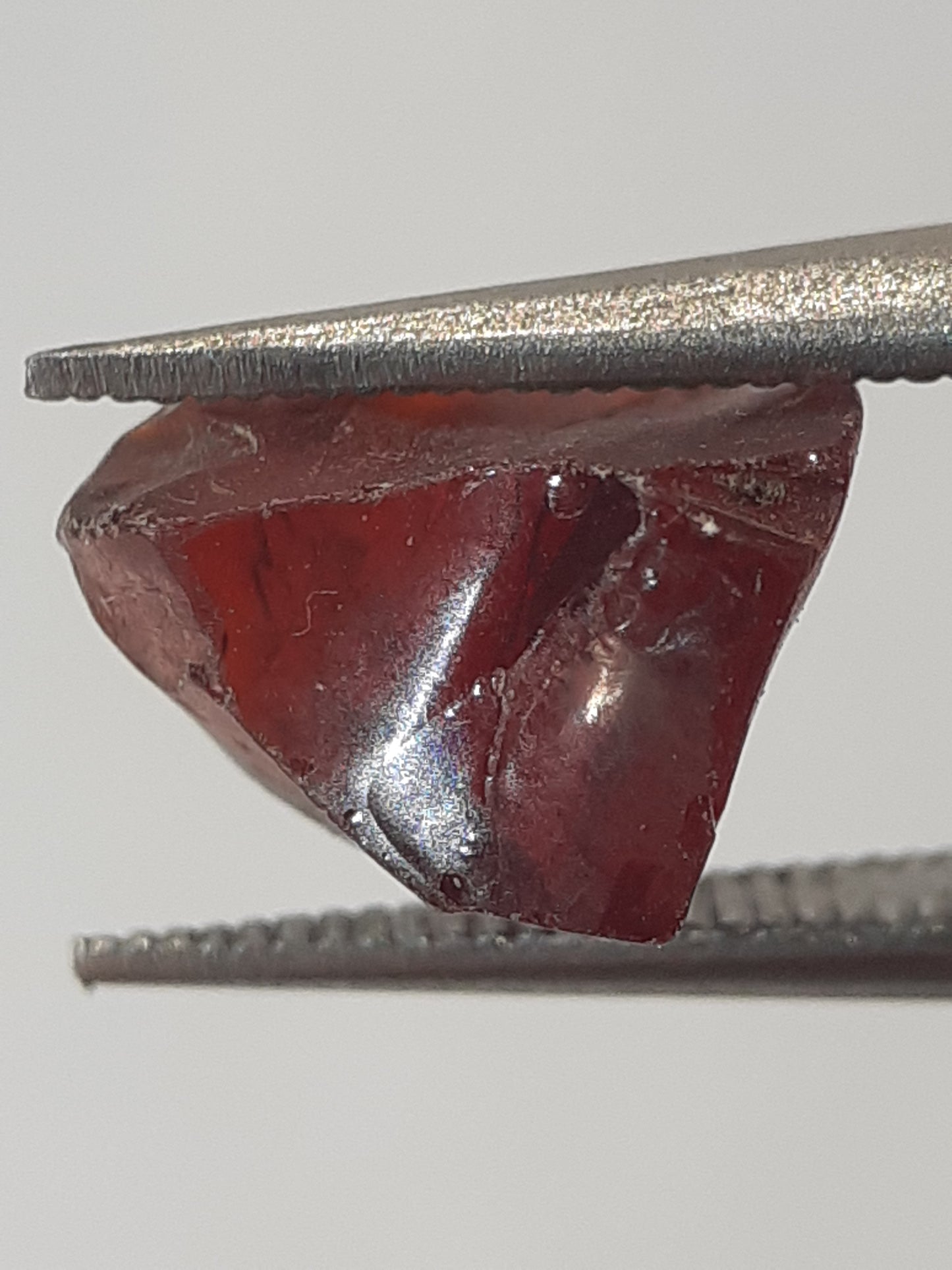 Natural red rhodolite Garnet - 2.370 ct - Rough Gemstone - for facetting - Natural Gems Belgium