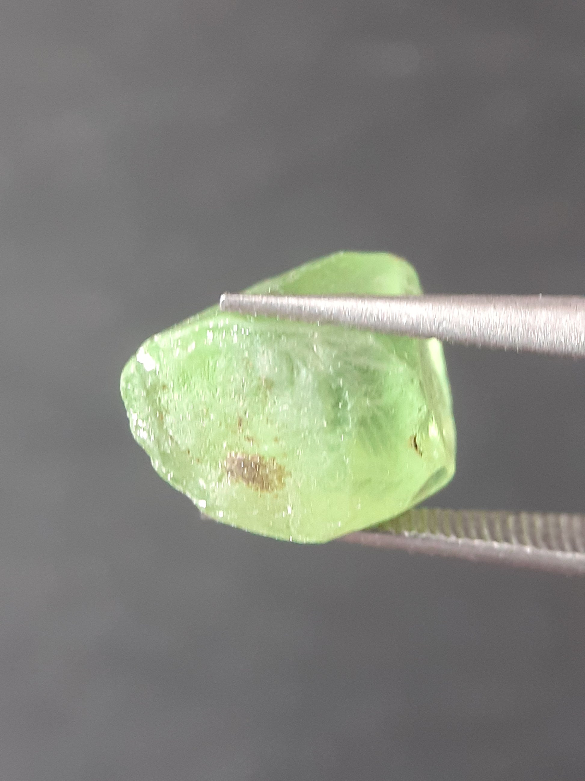 Natural Green Peridot - 5.329 ct - rough gemstone - facet quality- certified natural - Natural Gems Belgium