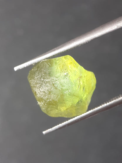 Natural Green Peridot - 5.240 ct - rough gemstone - facet quality- certified natural - Natural Gems Belgium