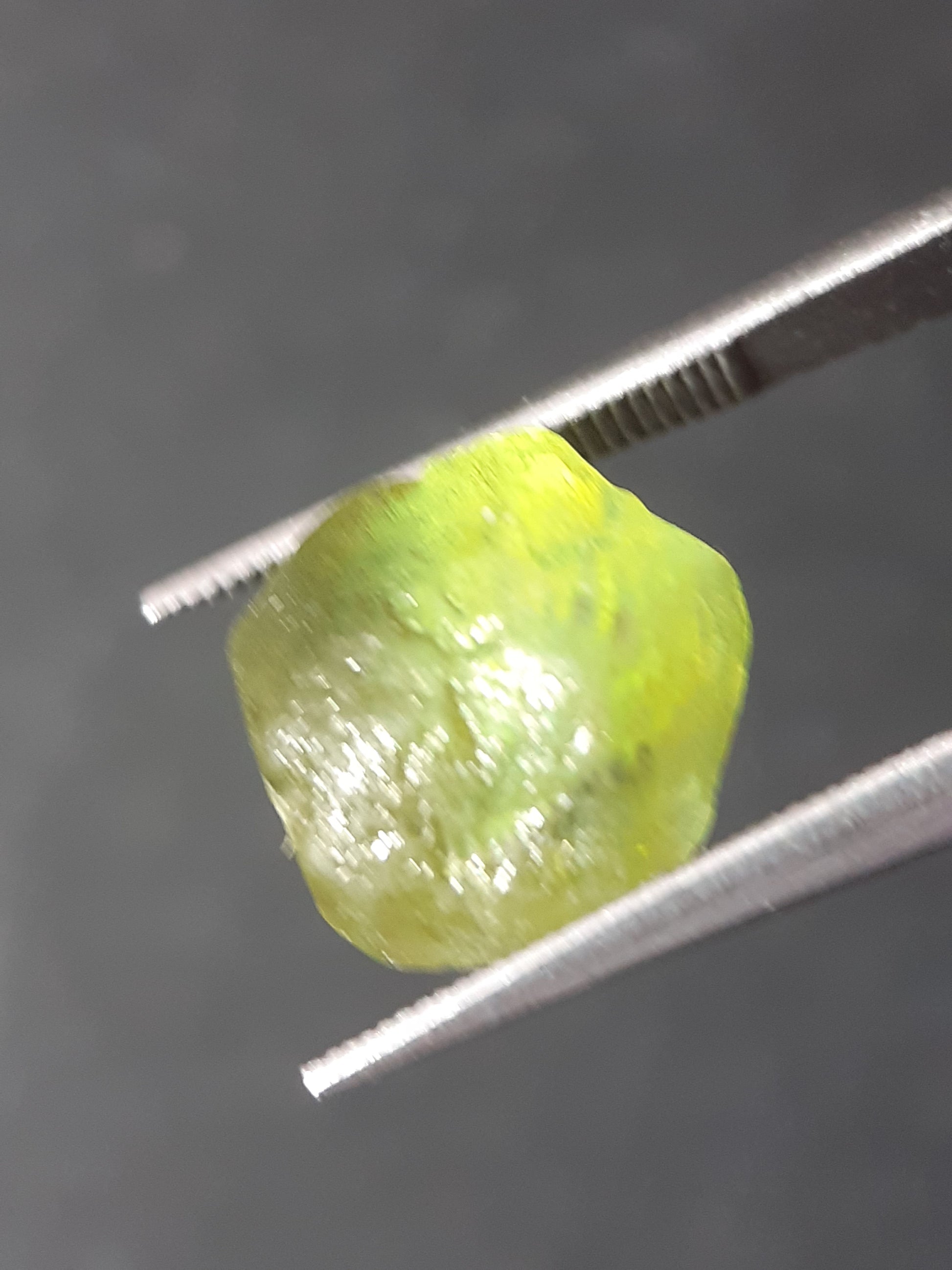 Natural Green Peridot - 5.240 ct - rough gemstone - facet quality- certified natural - Natural Gems Belgium