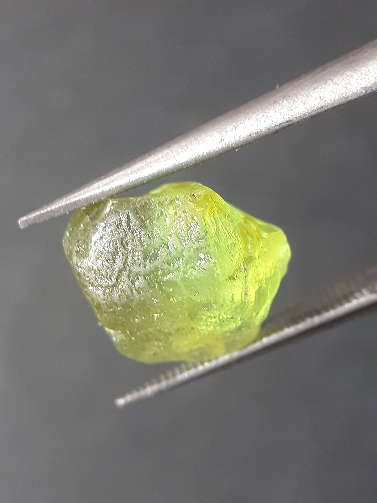 Natural Green Peridot - 5.240 ct - rough gemstone - facet quality- certified natural - Natural Gems Belgium