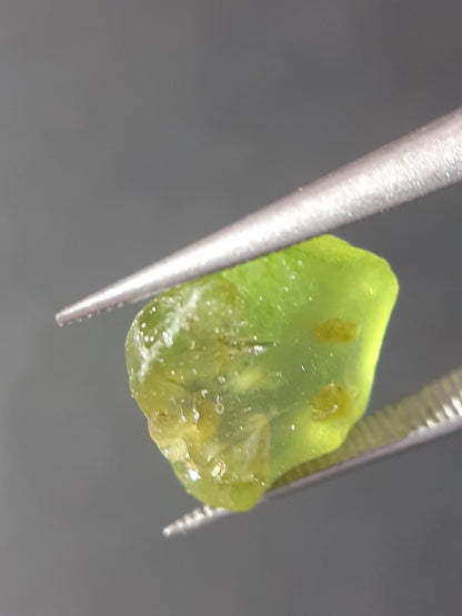 Natural Green Peridot - 5.240 ct - rough gemstone - facet quality- certified natural - Natural Gems Belgium