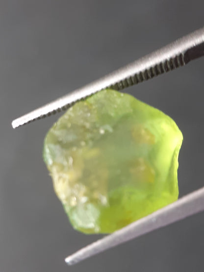 Natural Green Peridot - 5.240 ct - rough gemstone - facet quality- certified natural - Natural Gems Belgium