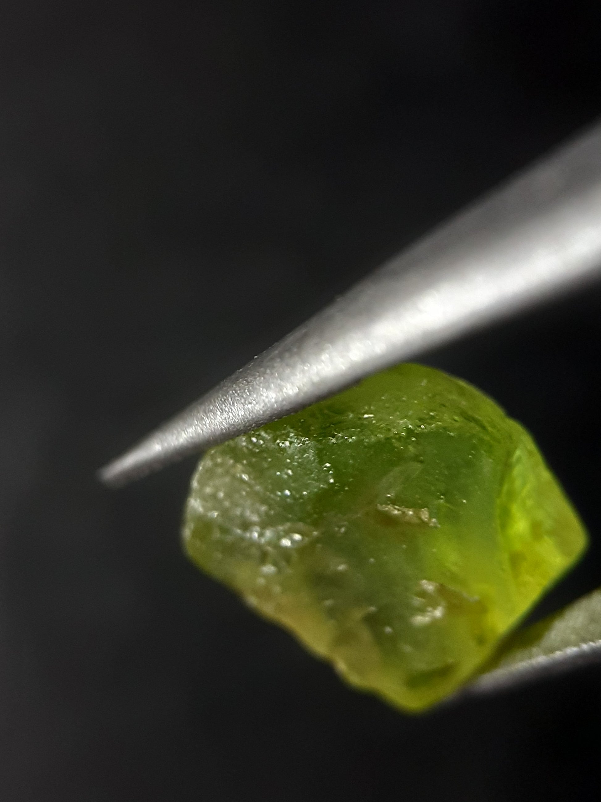 Natural Green Peridot - 5.240 ct - rough gemstone - facet quality- certified natural - Natural Gems Belgium