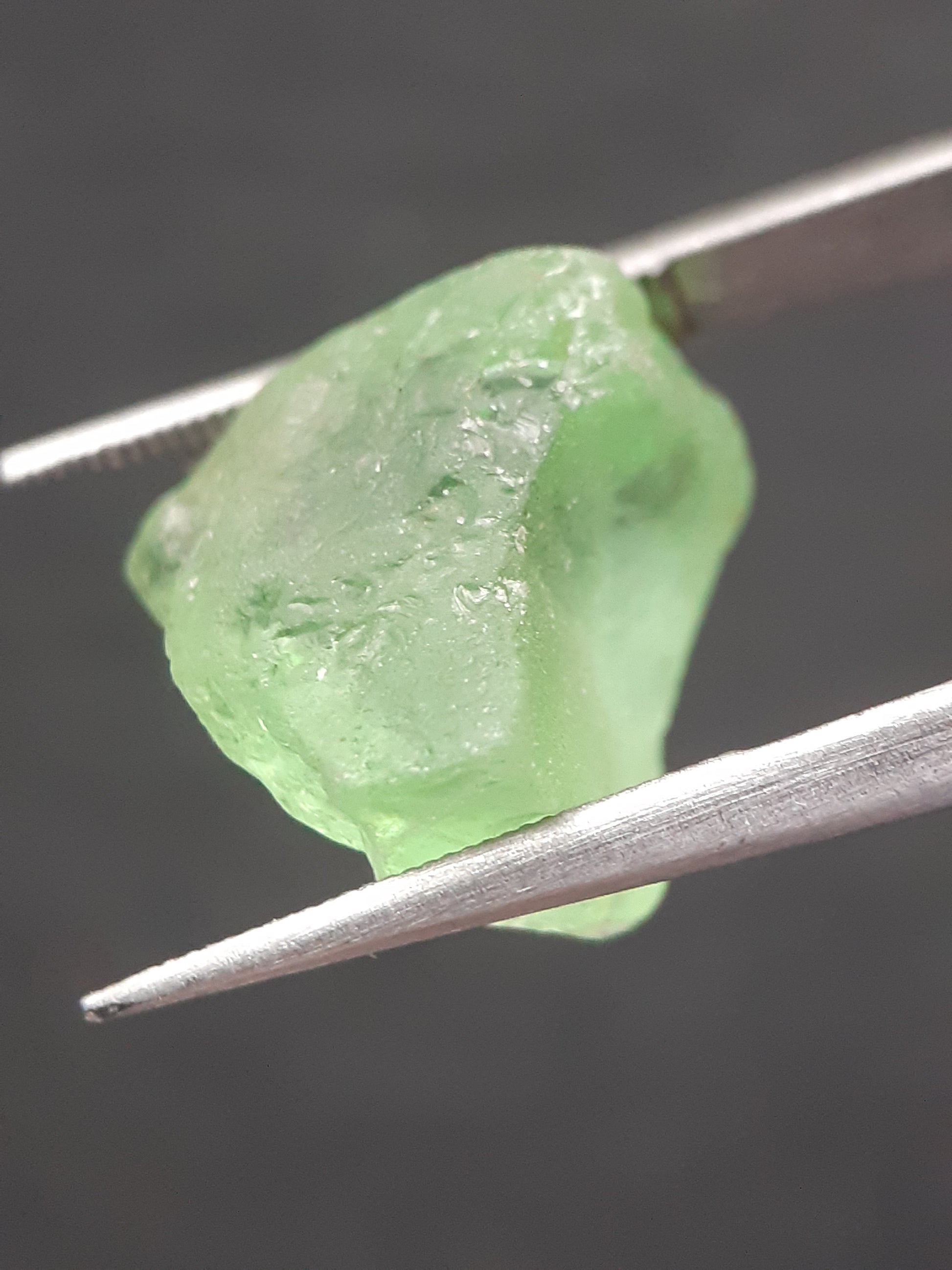 Natural Green Peridot - 9.279 ct - rough gemstone - facet quality- certified natural - Natural Gems Belgium