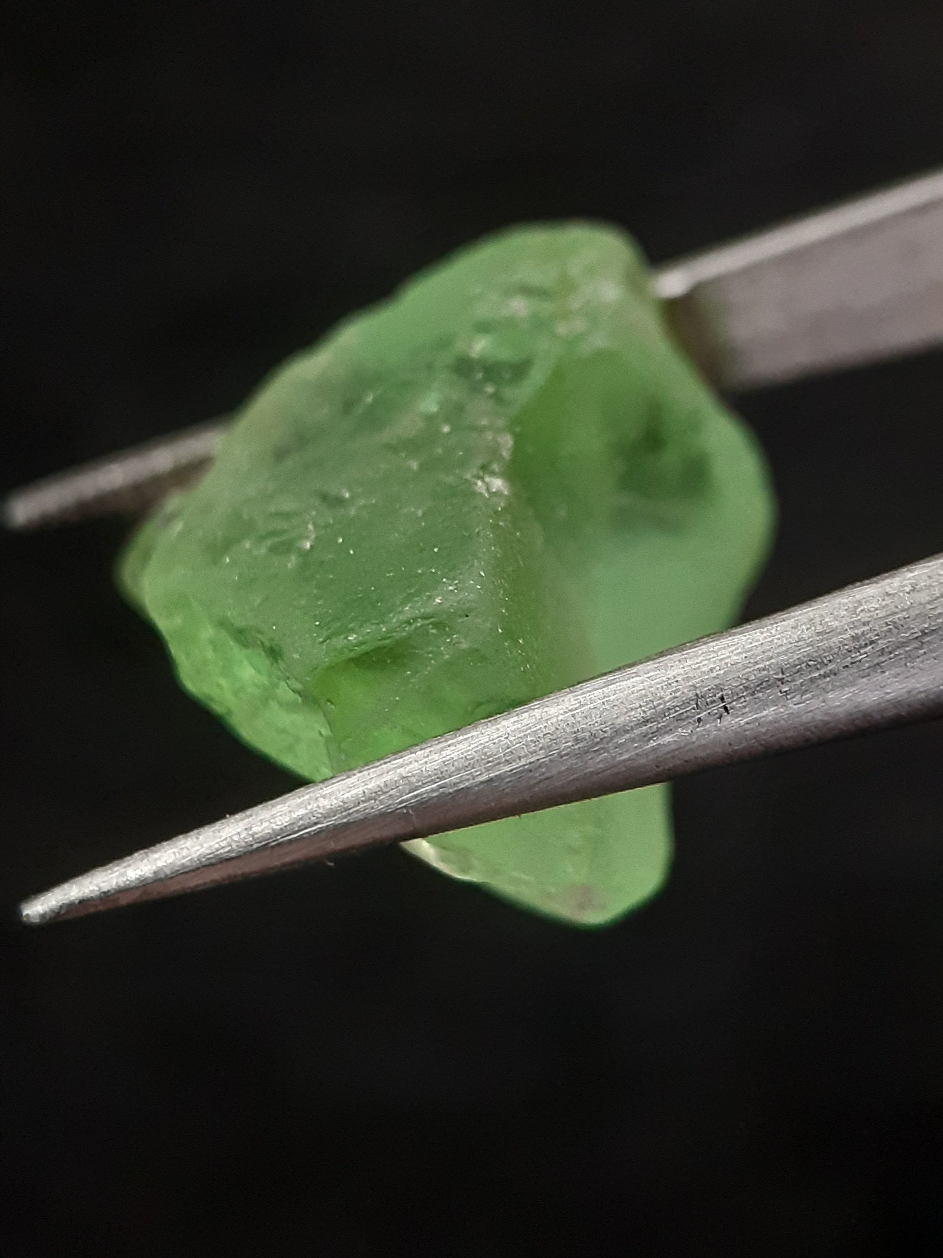 Natural Green Peridot - 9.279 ct - rough gemstone - facet quality- certified natural - Natural Gems Belgium