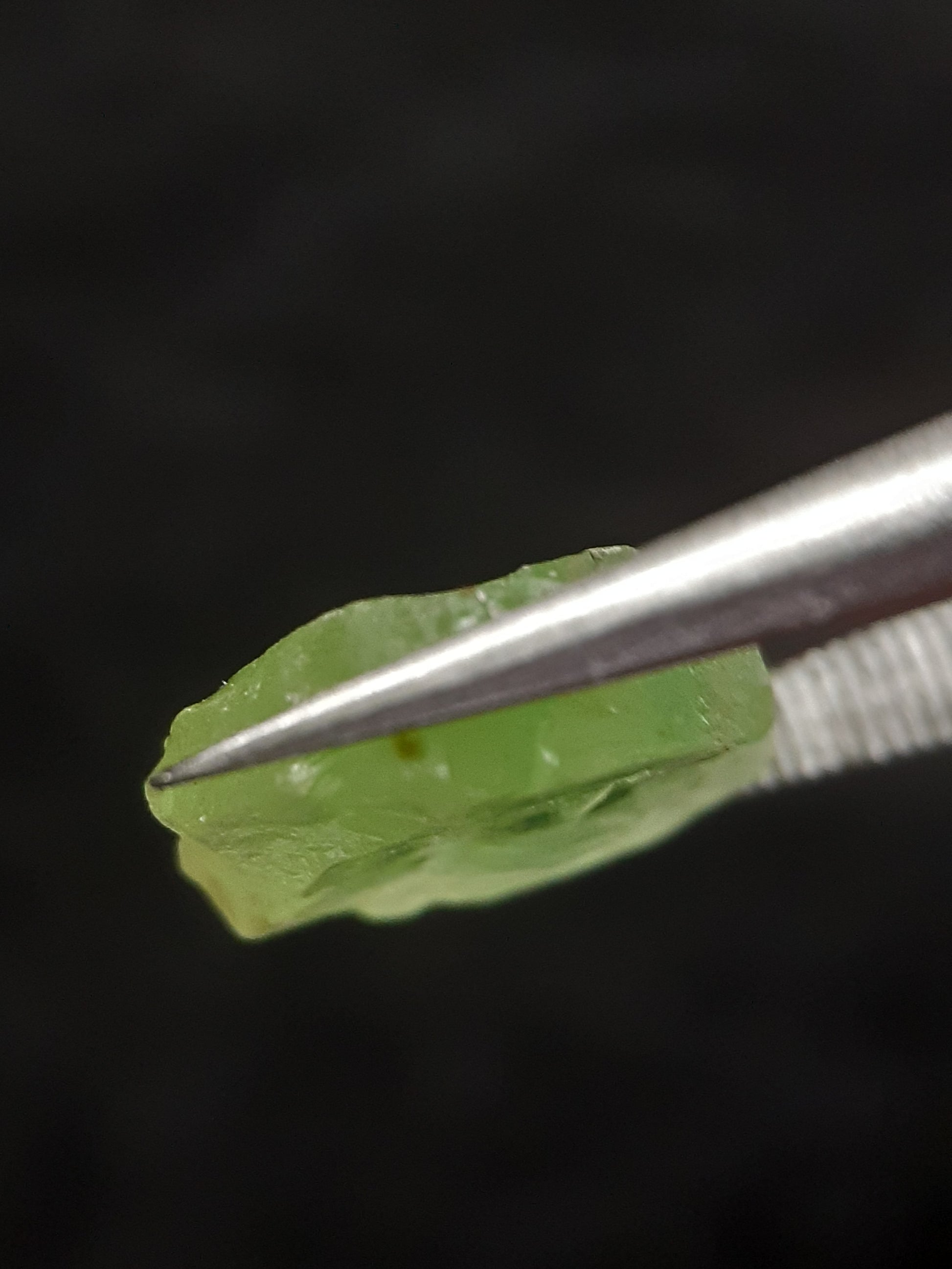 Natural Green Peridot - 4.994 ct - rough gemstone - for faceting - certified natural - Natural Gems Belgium