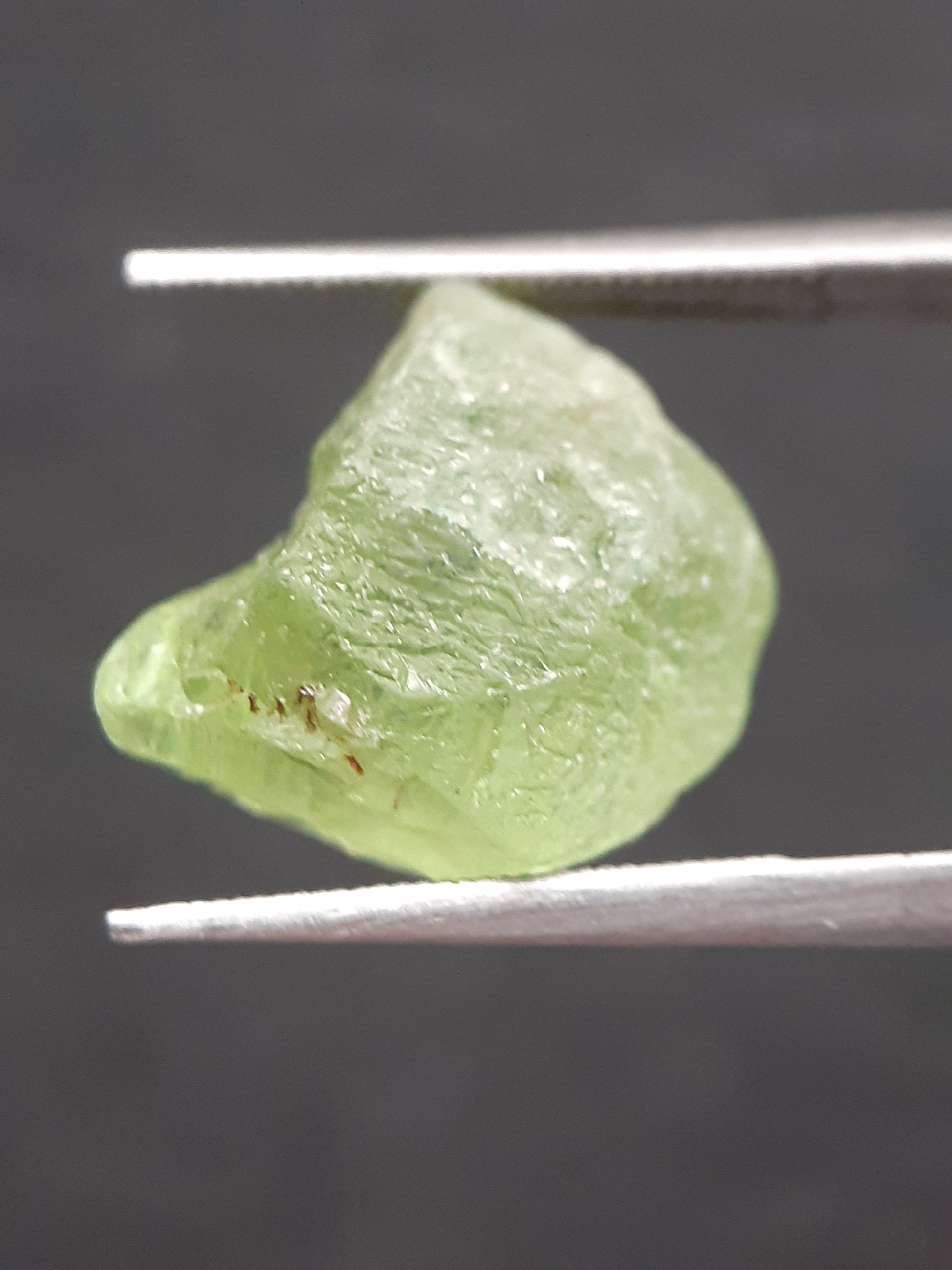 Natural Green Peridot - 10.634 ct - rough gemstone - for faceting - certified natural - Natural Gems Belgium