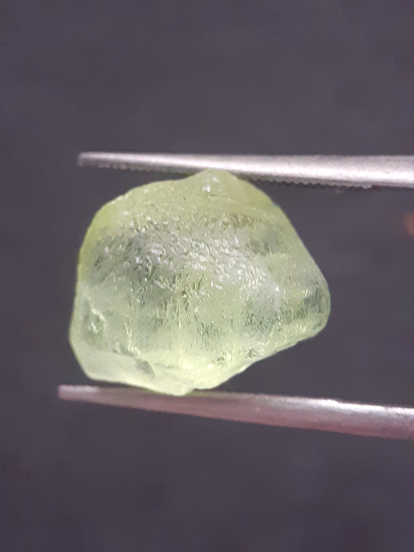 Natural Green Peridot - 5.708 ct - rough gemstone - for faceting - certified natural - Natural Gems Belgium