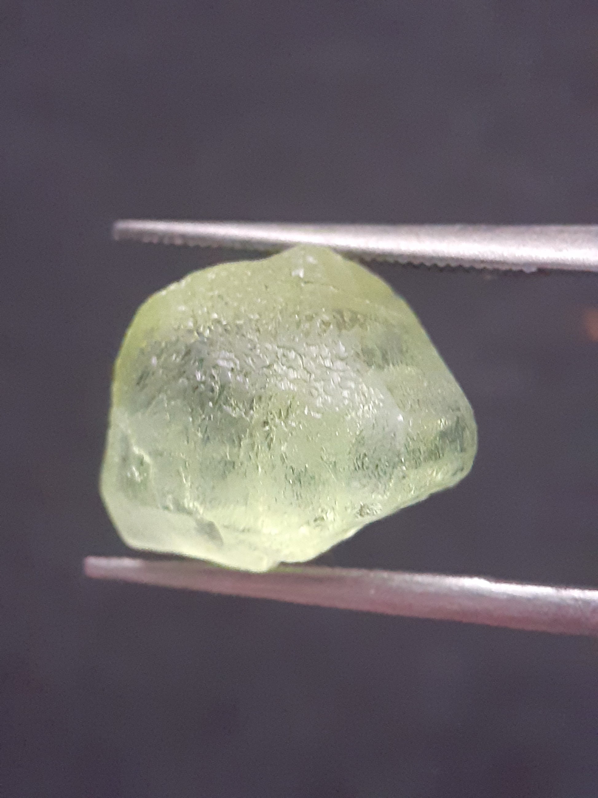 Natural Green Peridot - 5.708 ct - rough gemstone - for faceting - certified natural - Natural Gems Belgium