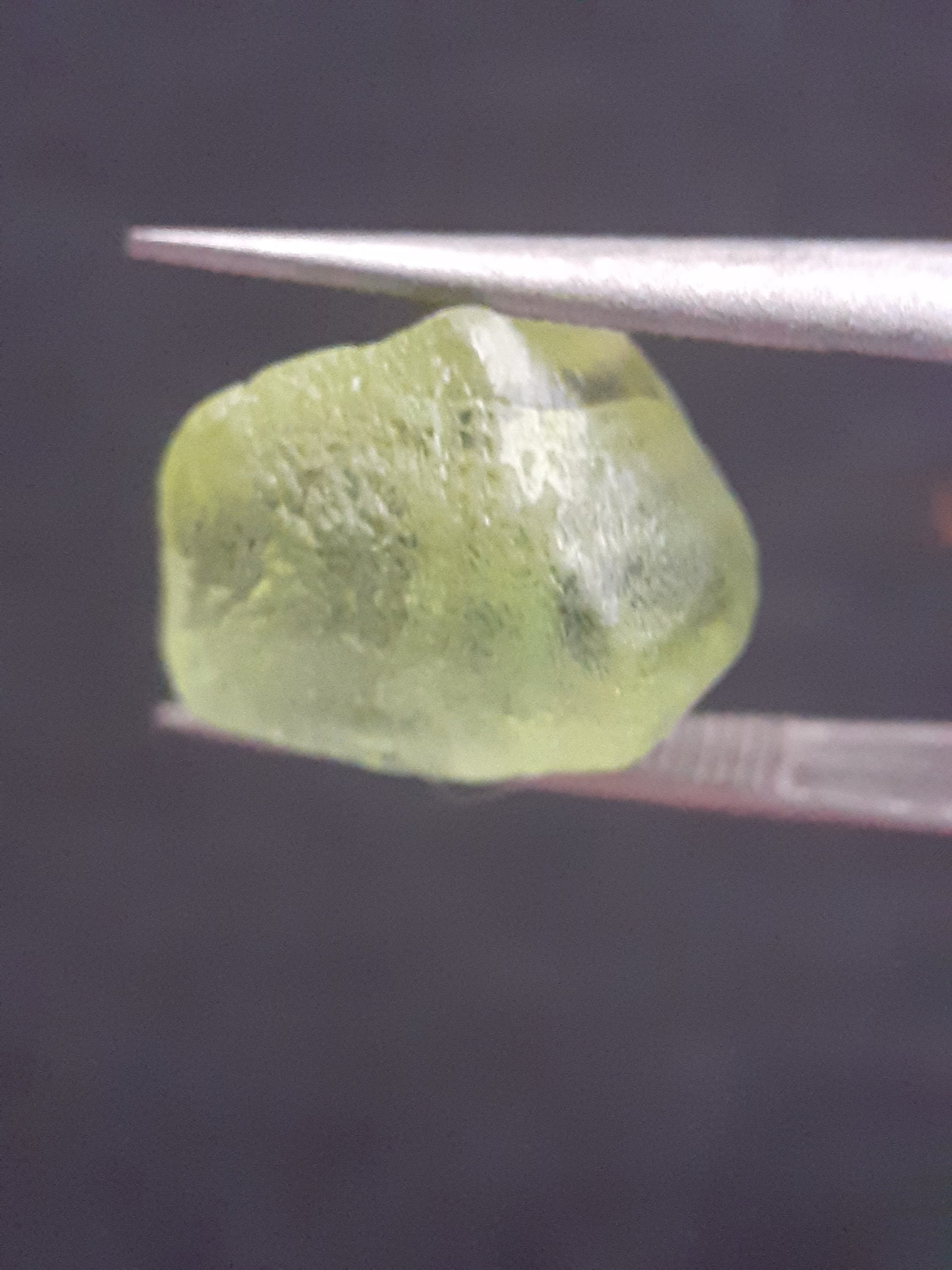 Natural Green Peridot - 5.708 ct - rough gemstone - for faceting - certified natural - Natural Gems Belgium