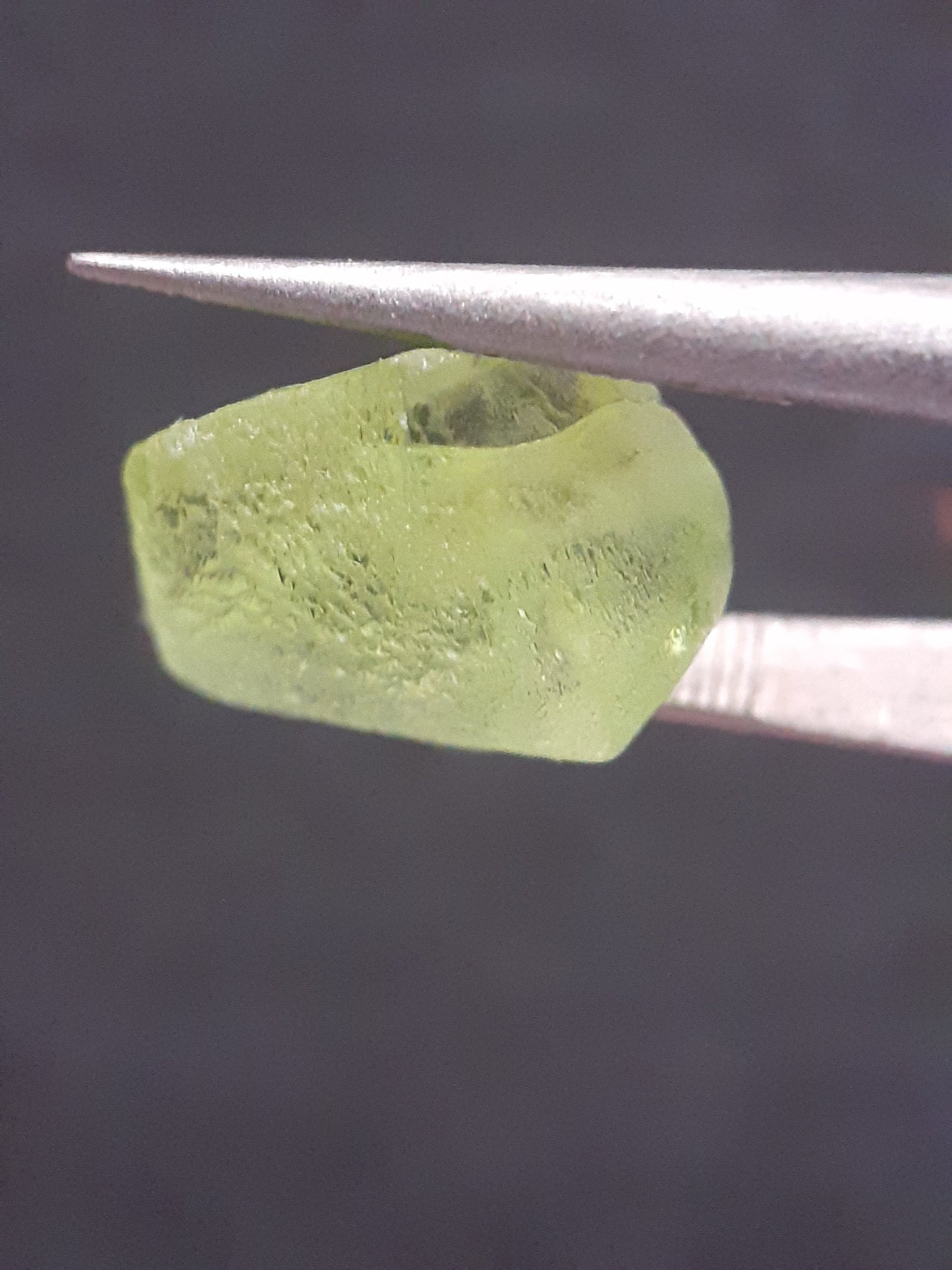 Natural Green Peridot - 5.708 ct - rough gemstone - for faceting - certified natural - Natural Gems Belgium