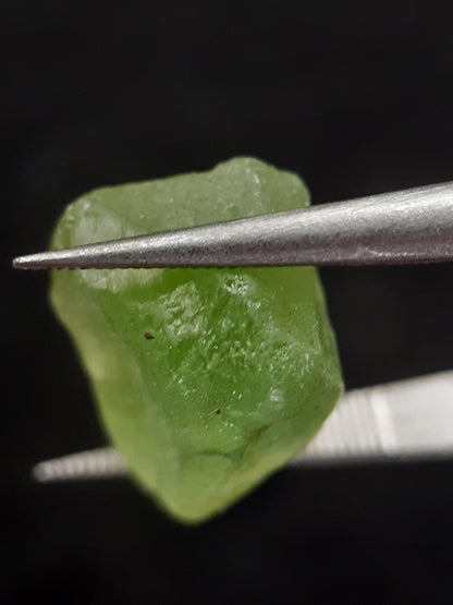 Natural Green Peridot - 10.284 ct - rough gemstone - for faceting - certified natural - Natural Gems Belgium