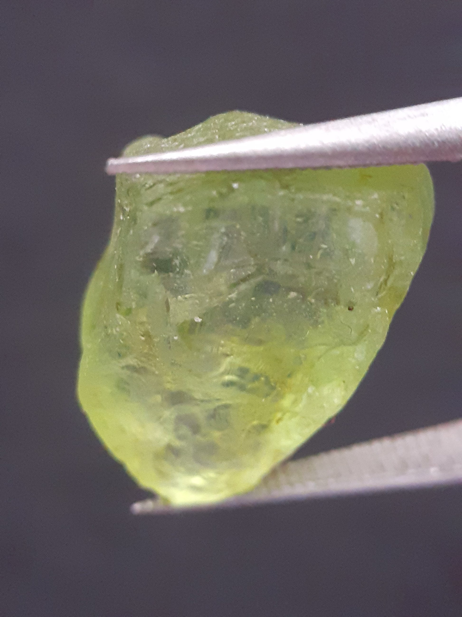 Natural Green Peridot - 10.005 ct - rough gemstone - for faceting - certified natural - Natural Gems Belgium