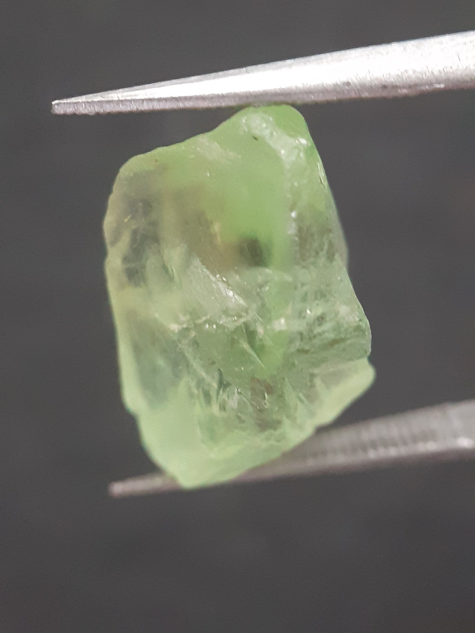 Natural Green Peridot - 9.014 ct - rough gemstone - for faceting - certified natural - Natural Gems Belgium