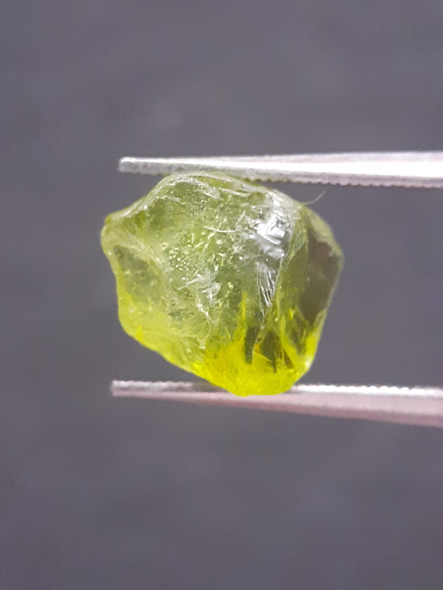 Natural Green Peridot - 3.949 ct - rough gemstone - for faceting - certified natural - Natural Gems Belgium