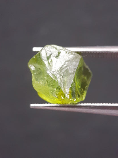 Natural Green Peridot - 3.949 ct - rough gemstone - for faceting - certified natural - Natural Gems Belgium