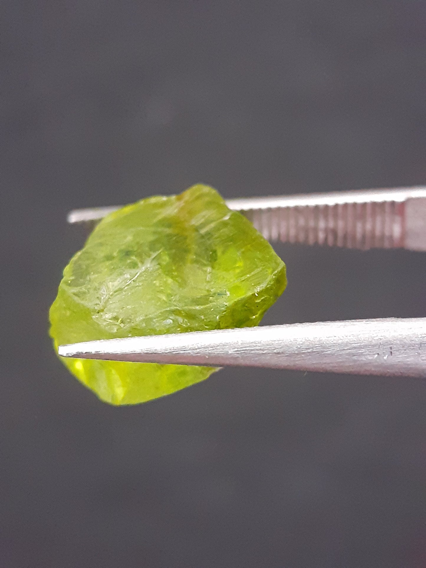 Natural Green Peridot - 3.949 ct - rough gemstone - for faceting - certified natural - Natural Gems Belgium