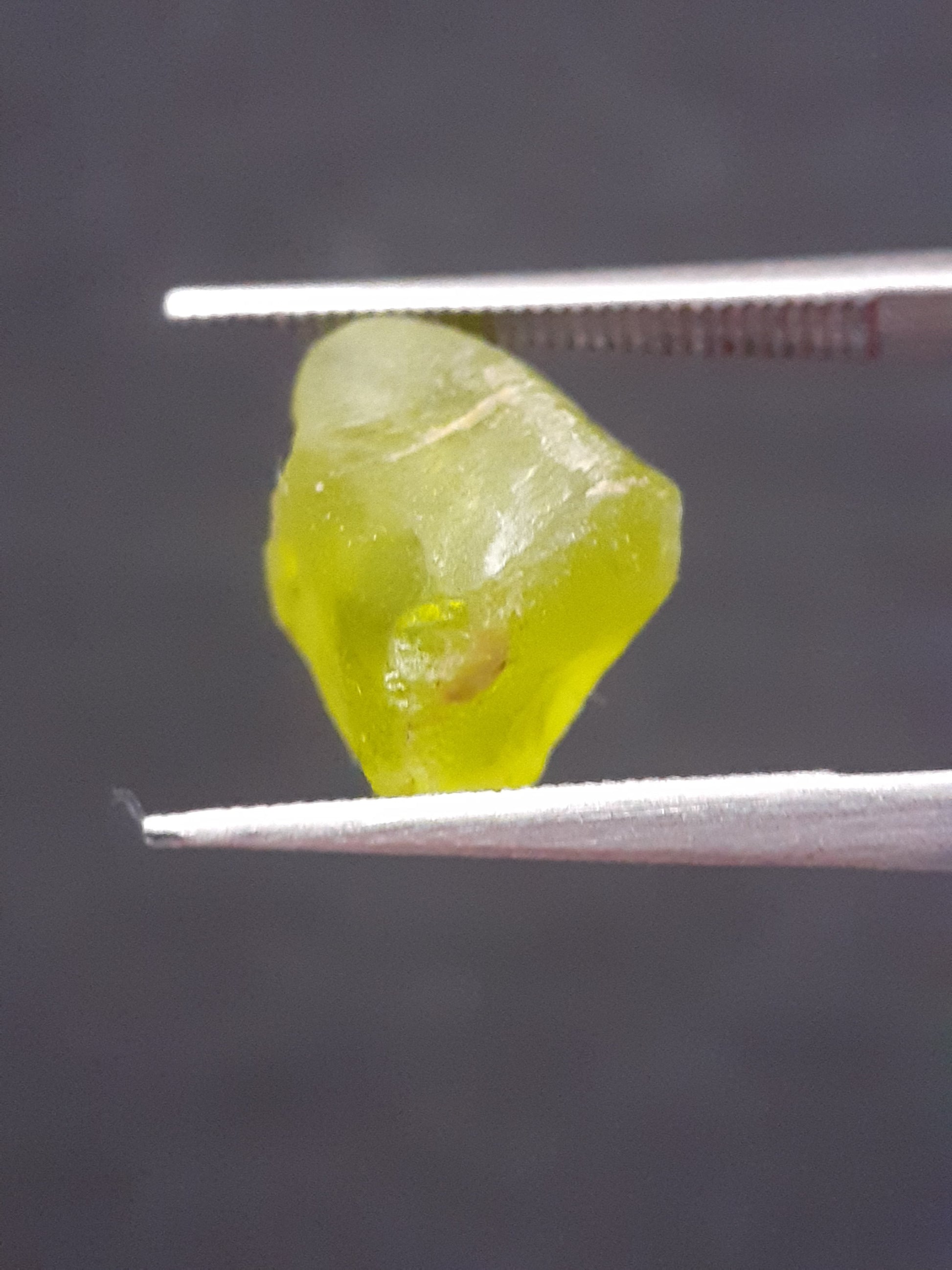 Natural Green Peridot - 3.984 ct - rough gemstone - for faceting - certified natural - Natural Gems Belgium