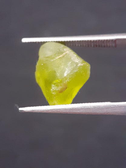 Natural Green Peridot - 3.984 ct - rough gemstone - for faceting - certified natural - Natural Gems Belgium