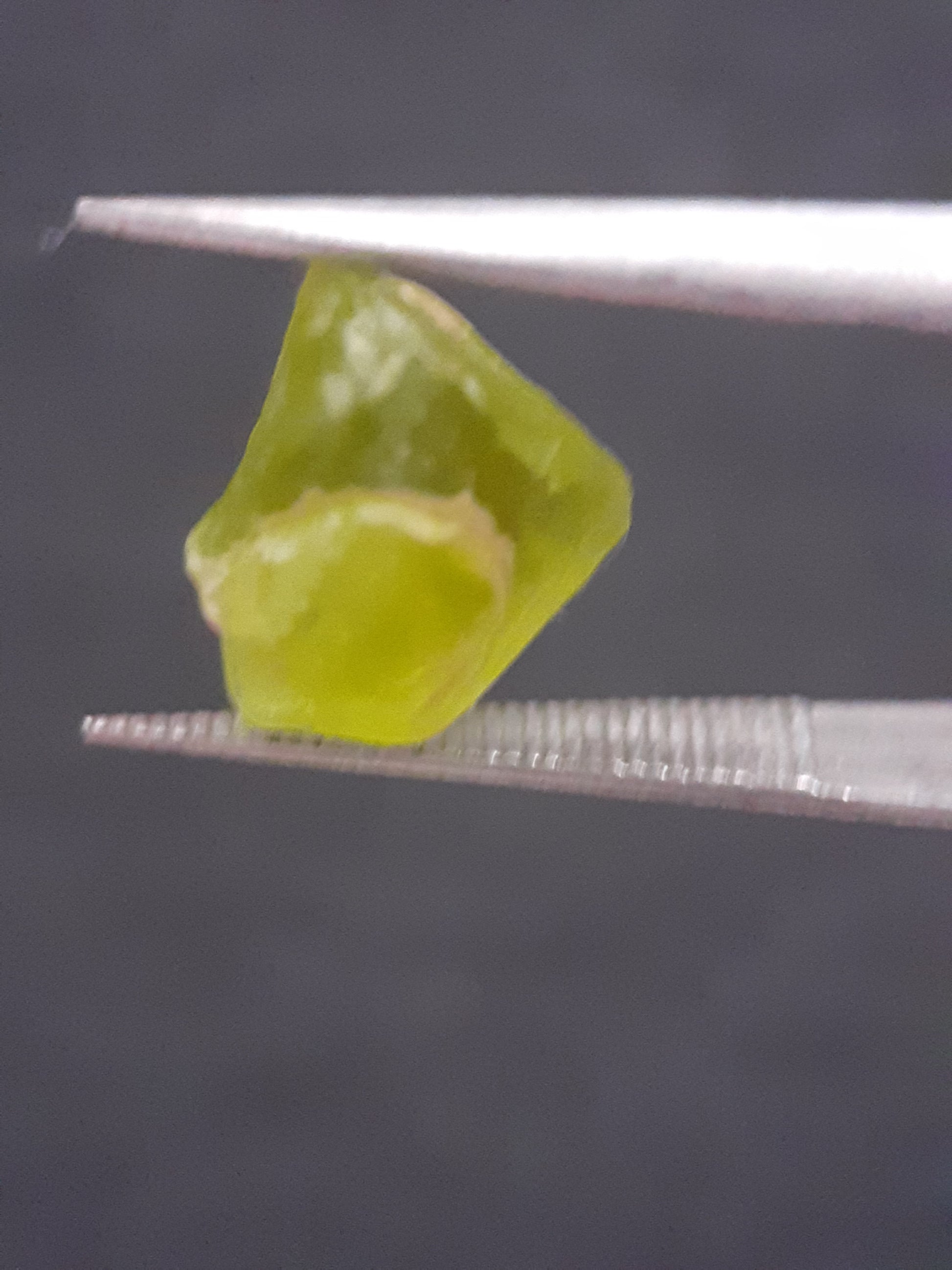 Natural Green Peridot - 3.984 ct - rough gemstone - for faceting - certified natural - Natural Gems Belgium