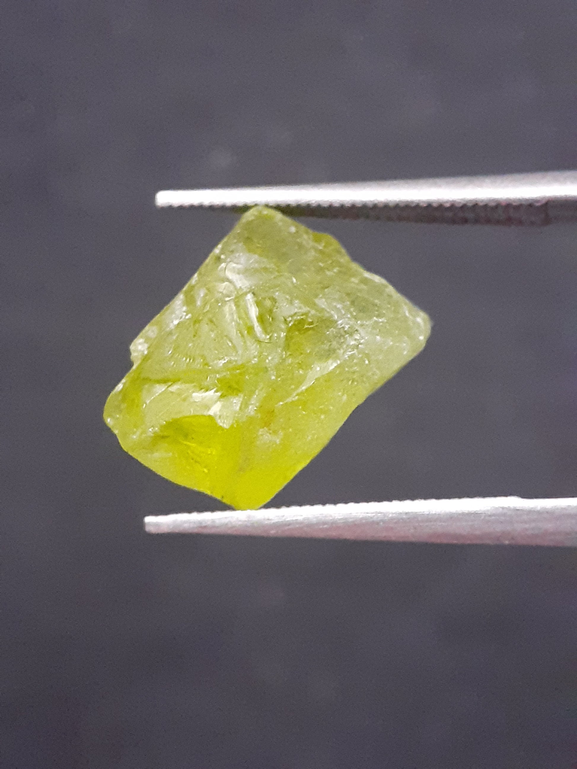 Natural Green Peridot - 5.315 ct - rough gemstone - for faceting - certified natural - Natural Gems Belgium