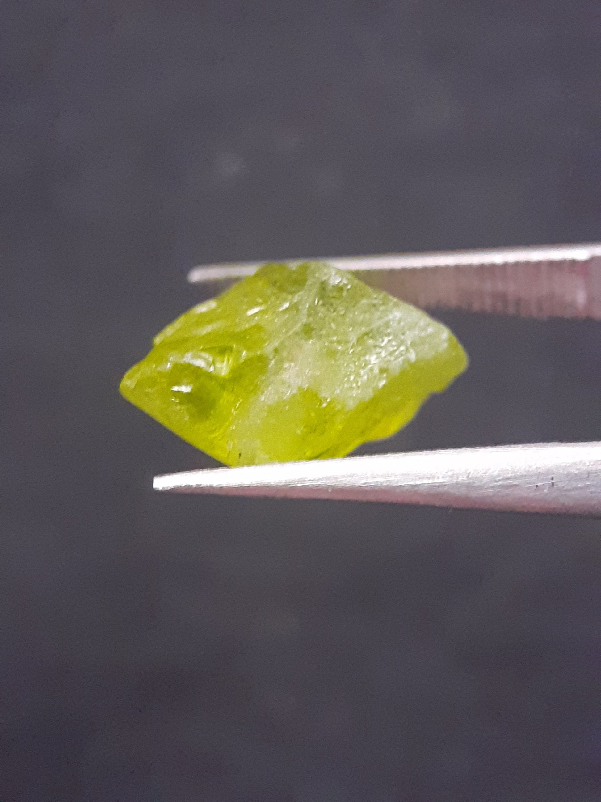 Natural Green Peridot - 5.315 ct - rough gemstone - for faceting - certified natural - Natural Gems Belgium