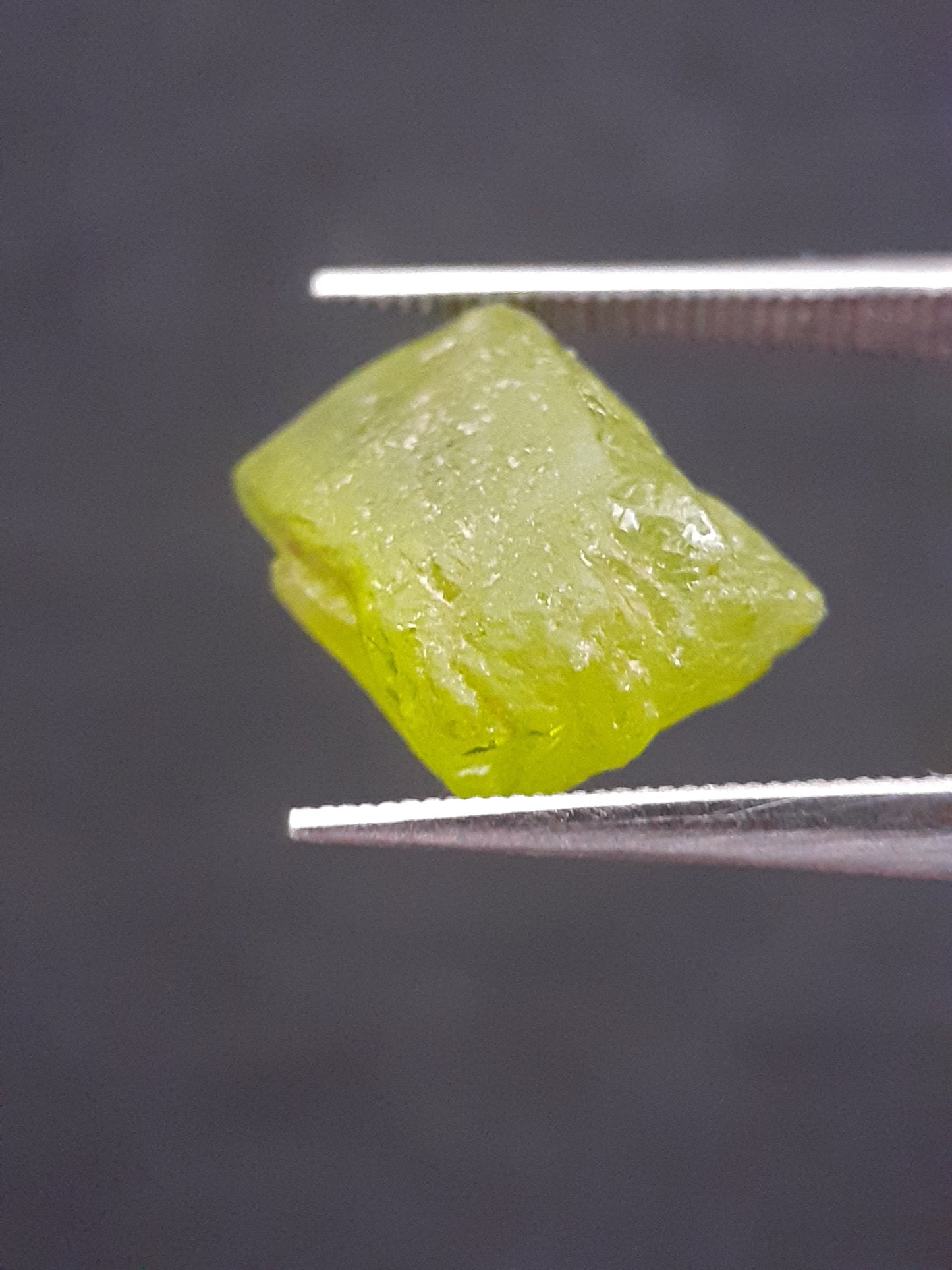 Natural Green Peridot - 5.315 ct - rough gemstone - for faceting - certified natural - Natural Gems Belgium