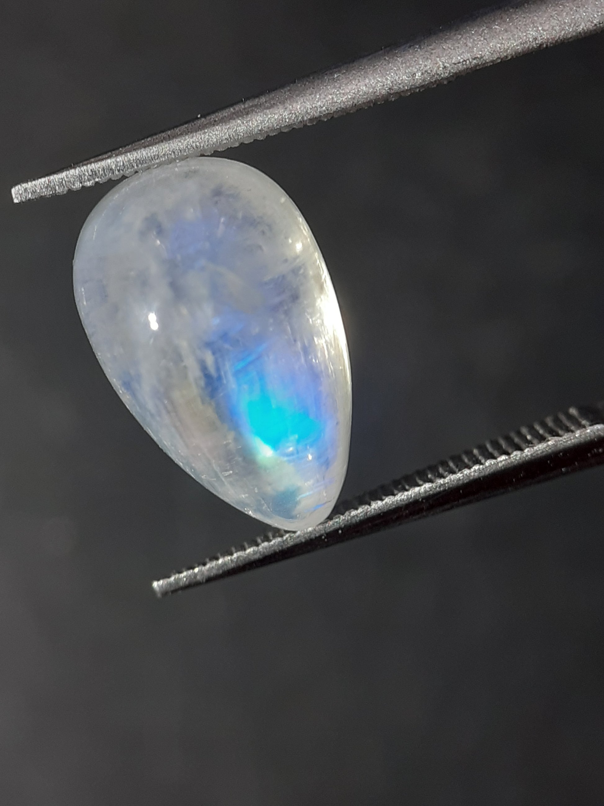 Natural White Moonstone - light blue adularescence - 3.795 ct - pear - certified natural - Natural Gems Belgium