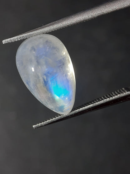 Natural White Moonstone - light blue adularescence - 3.795 ct - pear - certified natural - Natural Gems Belgium