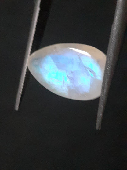 Natural White Moonstone - light blue adularescence - 3.795 ct - pear - certified natural - Natural Gems Belgium