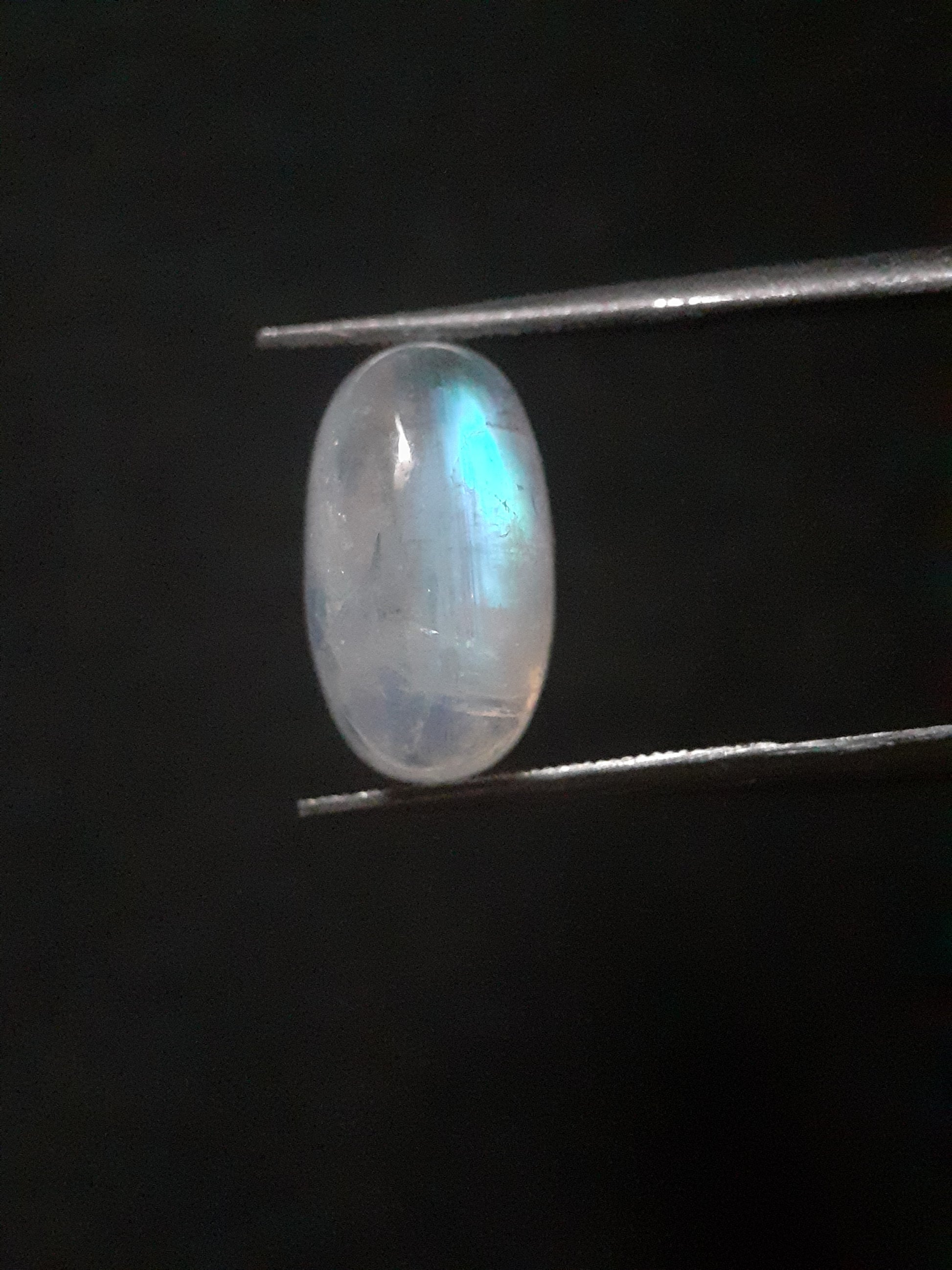 Natural Moonstone - light blue adularescence - 5.010 ct - oval - certified natural - Natural Gems Belgium