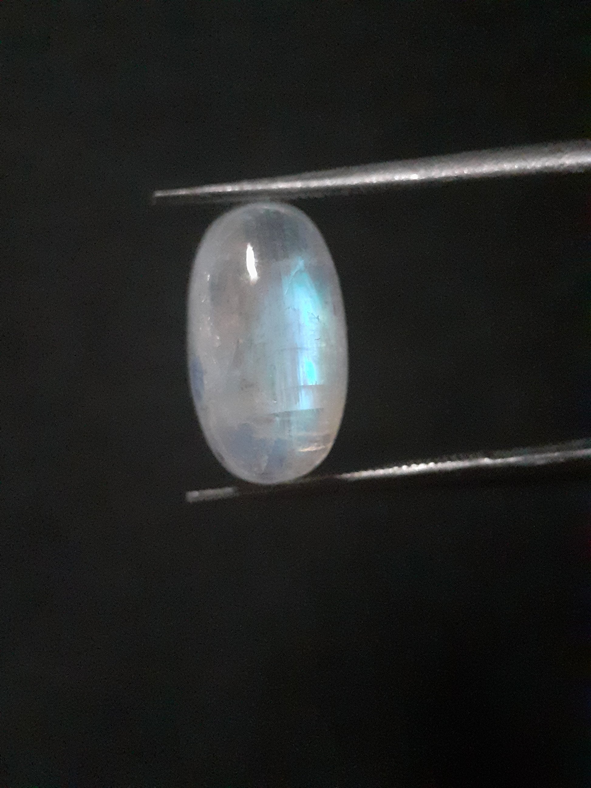 Natural Moonstone - light blue adularescence - 5.010 ct - oval - certified natural - Natural Gems Belgium