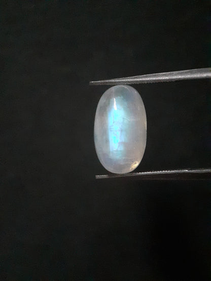 Natural Moonstone - light blue adularescence - 5.010 ct - oval - certified natural - Natural Gems Belgium