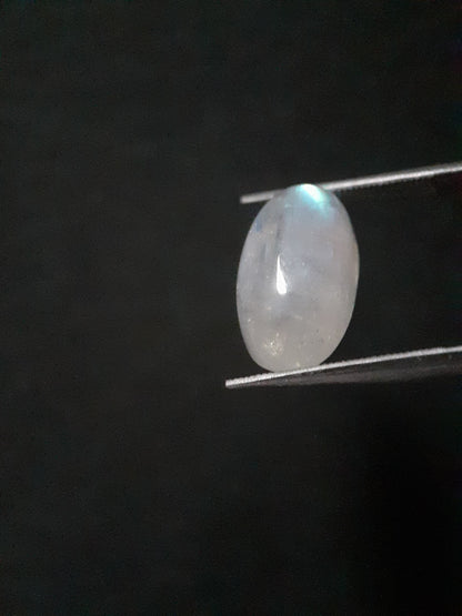 Natural Moonstone - light blue adularescence - 5.010 ct - oval - certified natural - Natural Gems Belgium