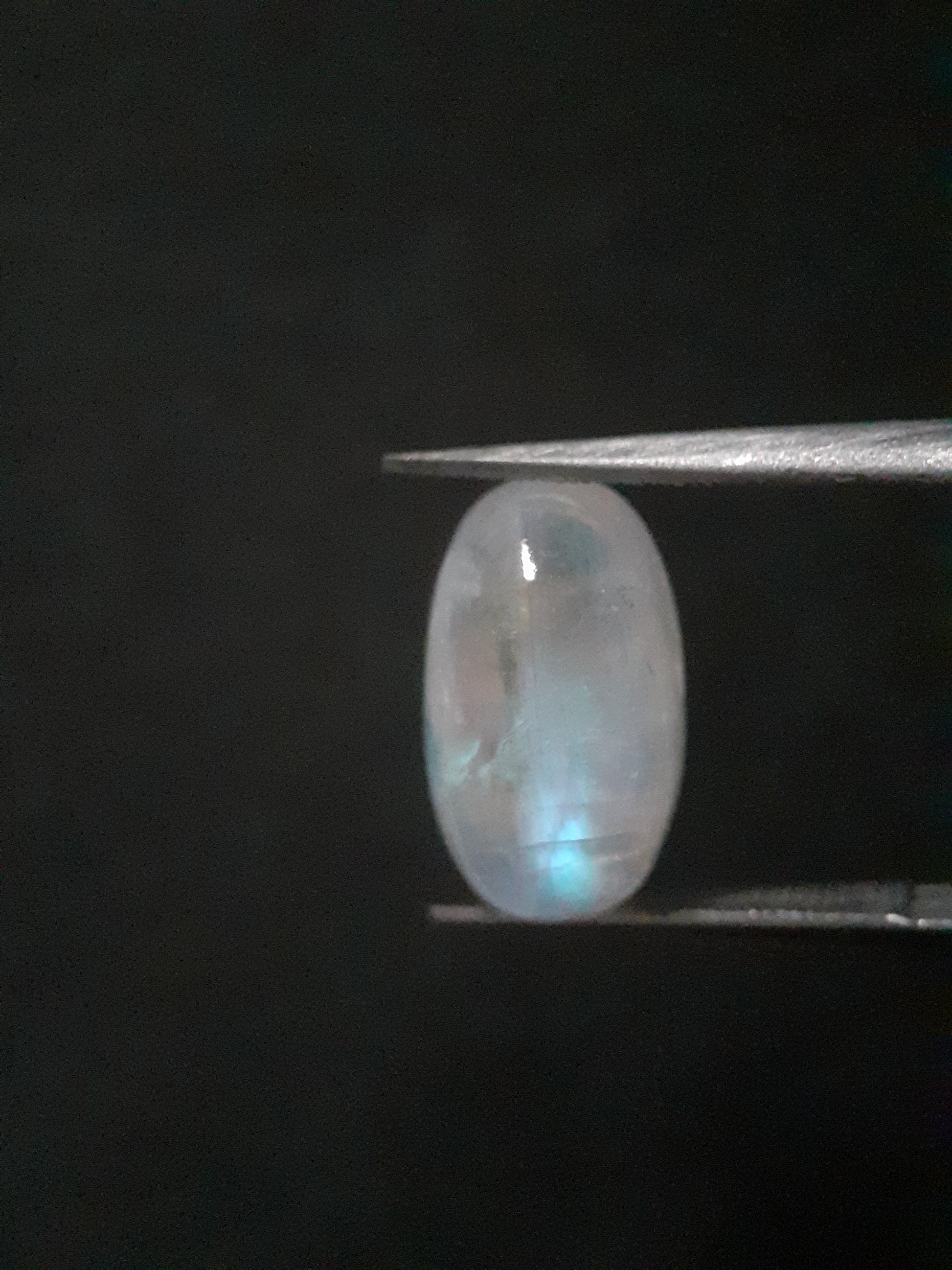 Natural Moonstone - light blue adularescence - 5.010 ct - oval - certified natural - Natural Gems Belgium