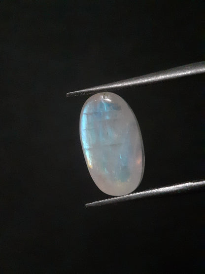 Natural Moonstone - light blue adularescence - 5.010 ct - oval - certified natural - Natural Gems Belgium