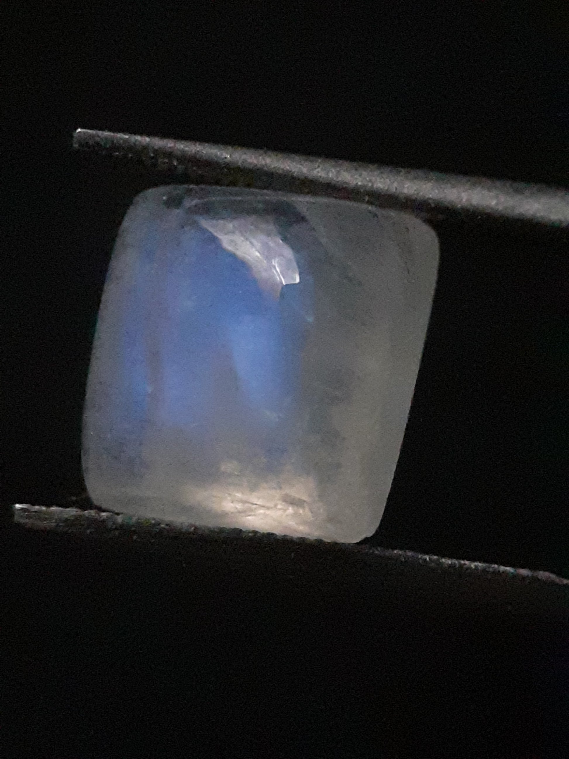 Natural Moonstone - blue adularescence - 3.379 ct - cushion - certified natural - Natural Gems Belgium